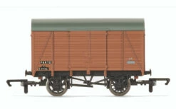 Hornby OO Gauge BR Twin Vent Van S49186 - R60102