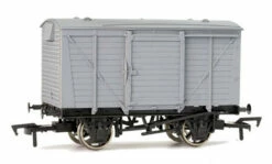 Dapol OO Gauge Ventilated Van Purple Moose Brewery 4F-011-108