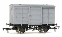 Dapol OO Gauge Ventilated Van Purple Moose Brewery Weathered 4F-011-109