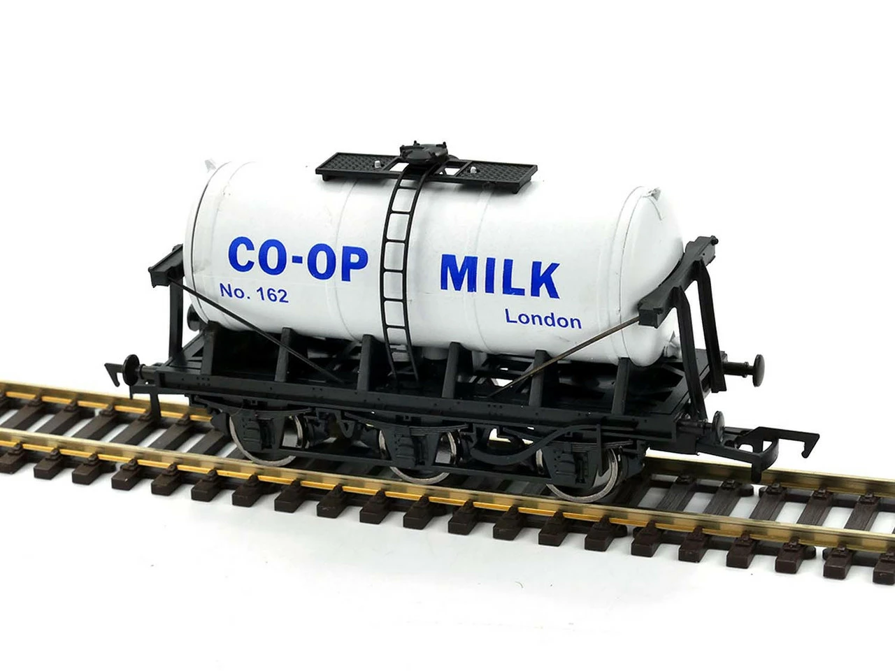 Dapol OO Gauge 6 Wheel Milk Tank Co Op White Model Wagon 4F-031-043 1 Dapol OO Gauge 6 Wheel Milk Tank Co Op White Model Wagon 4F-031-043